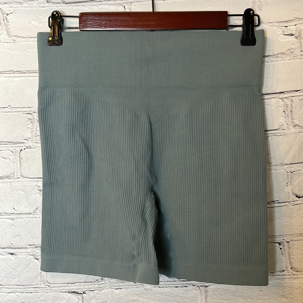 Two-Piece Ribbed Green Exercise Set Size Medium Excellent Condition - Picture 9 of 11